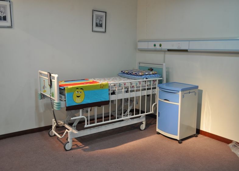 मल्टी फंक्शन इलेक्ट्रिक अस्पताल चार मोटर्स के साथ बाल चिकित्सा अस्पताल बेड