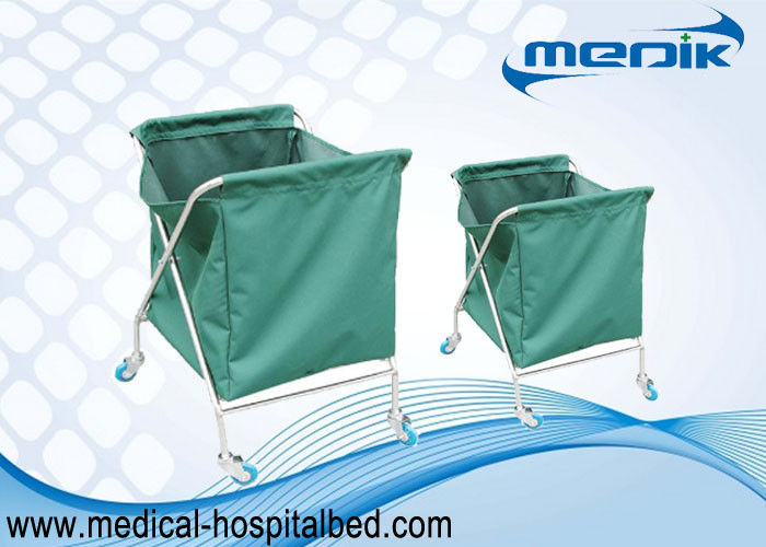 एक हरे रंग की बैग के साथ गंदे कपड़े इकट्ठा करने के लिए कपड़े धोने का क्लिनिकल ट्रॉलियों